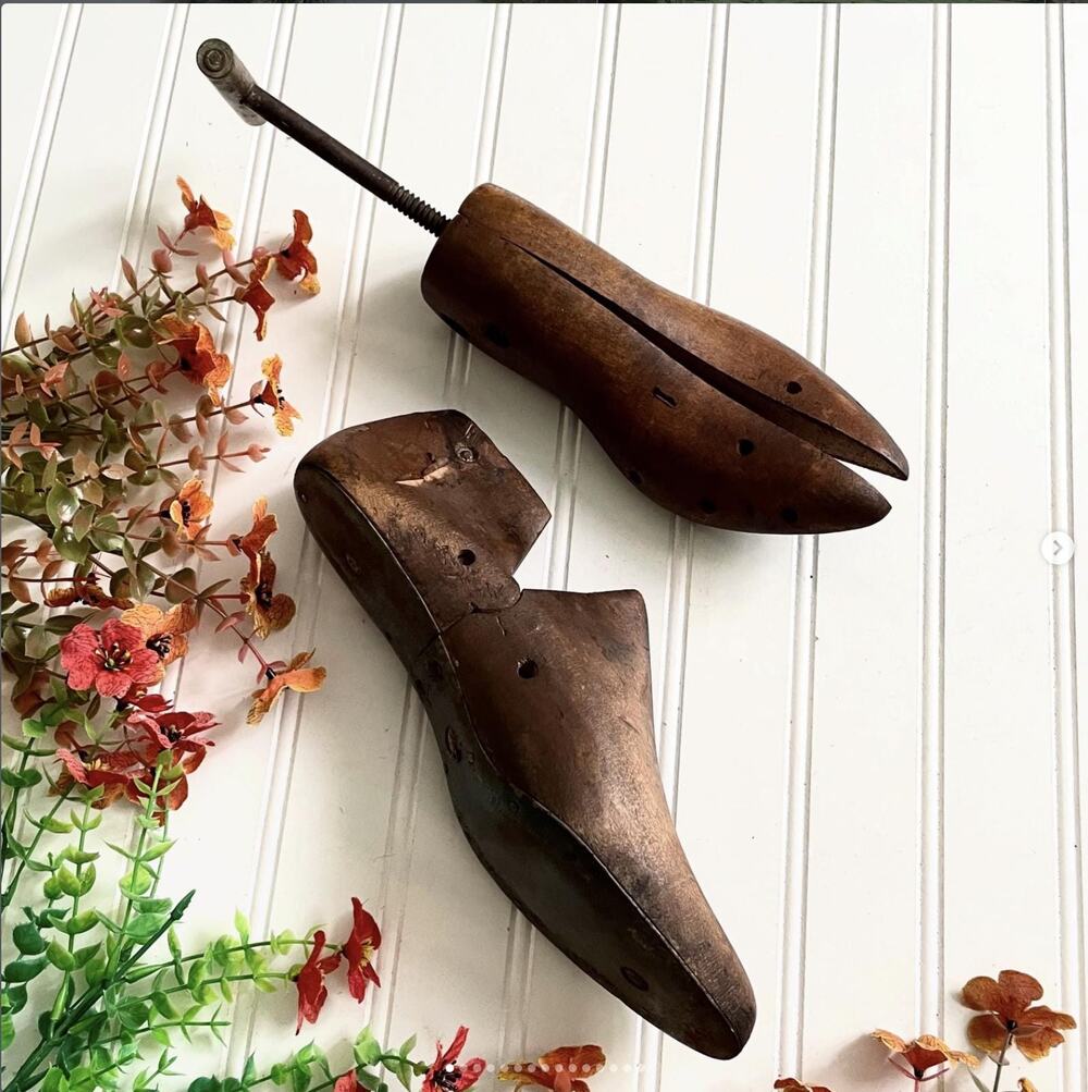 Vintage Wood Metal Cobbler’s Shoe Lasts Form Shelf Sitter Bookend Door Stop PAIR